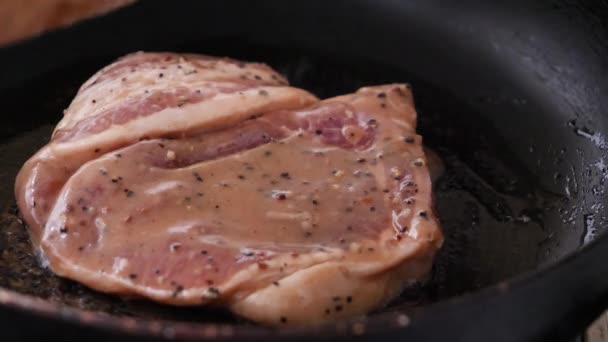 Primer Plano Cocción Carne Cerdo Parrilla Sartén Caliente — Vídeo de stock