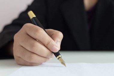 T yazmak için kalem kullanarak iş kadını çekim eli kadar yakın