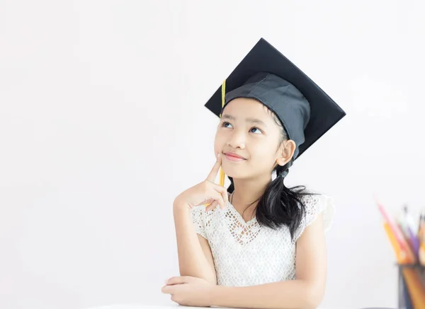 Porträtt liten asiatisk tjej bär Graduate hatt och leende wit — Stockfoto