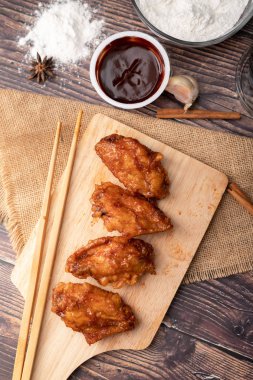 Odun kesme domuz sıcak ve baharatlı Kore barbekü kızarmış tavuk