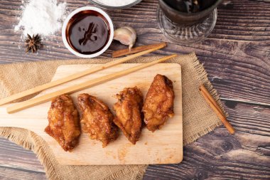 Odun kesme domuz sıcak ve baharatlı Kore barbekü kızarmış tavuk