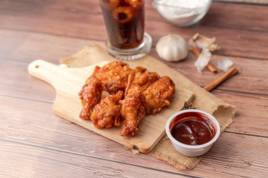 Odun kesme domuz sıcak ve baharatlı Kore barbekü kızarmış tavuk