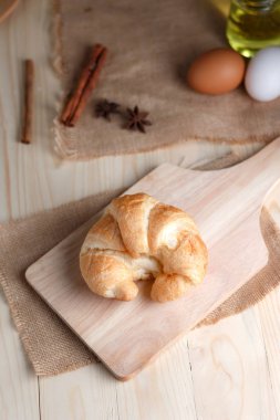 Kruvasan tablo ahşap ve kumaş ahşap kesme tahtası üzerinde seçin fo