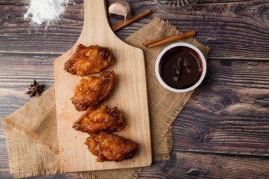 Odun kesme domuz sıcak ve baharatlı Kore barbekü kızarmış tavuk