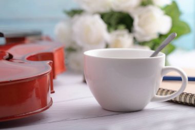 Close-up çekim kahve fincanı ve keman orkestrası üzerinde enstrümantal 