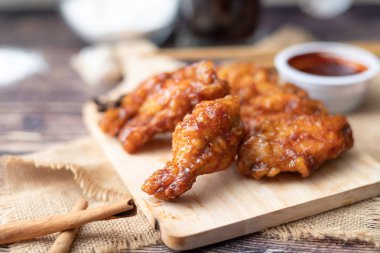 Odun kesme domuz sıcak ve baharatlı Kore barbekü kızarmış tavuk