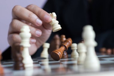 Satranç tahtası oynayan iş kadını yakın çekim eli 