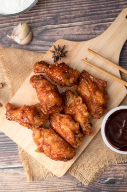 Odun kesme domuz sıcak ve baharatlı Kore barbekü kızarmış tavuk
