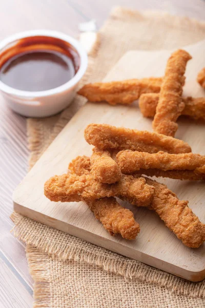 Quente e picante churrasco coreano frango frito em javali de corte de madeira — Fotografia de Stock