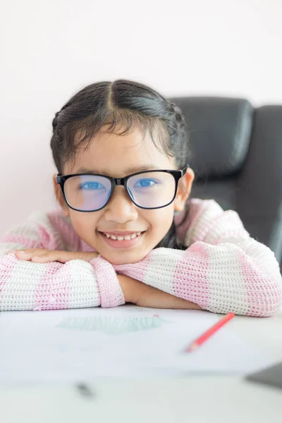 Pequeña chica asiática haciendo la tarea y sonrisa con felicidad para ed — Foto de Stock