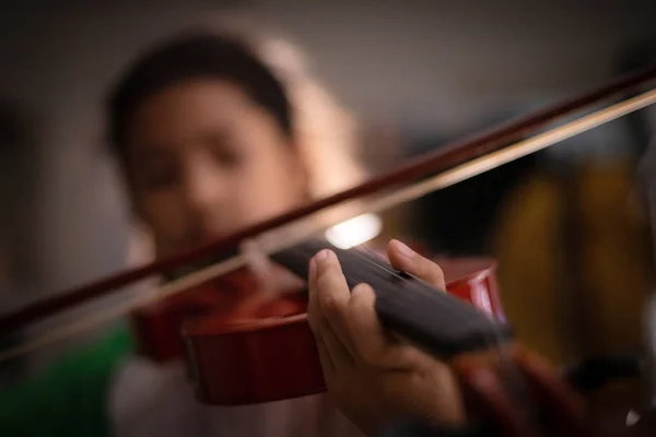 Primer plano de disparo niña tocando violín orquesta instrumental — Foto de Stock