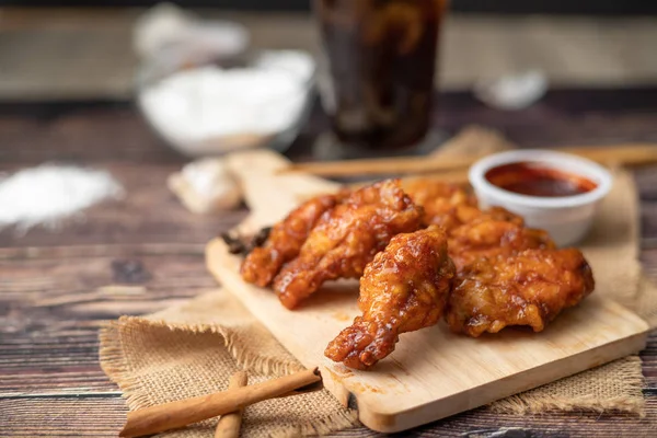 Odun kesme domuz sıcak ve baharatlı Kore barbekü kızarmış tavuk