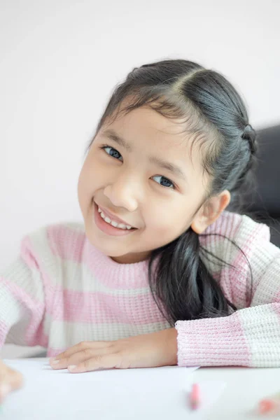 Pequeña chica asiática haciendo la tarea para el concepto de educación seleccionar fo — Foto de Stock