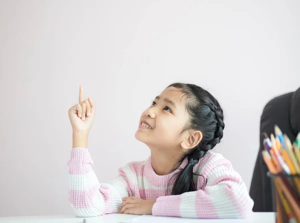 Retrato niña asiática apuntando con el dedo y sonrisa con happin — Foto de Stock
