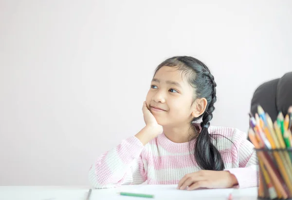 Retrato niña asiática sentada en la barbilla y sonrisa con ha — Foto de Stock