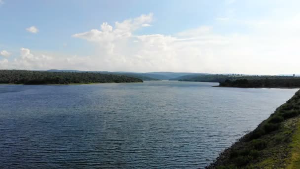 农村水库大坝俯瞰景观的无人机发射 — 图库视频影像