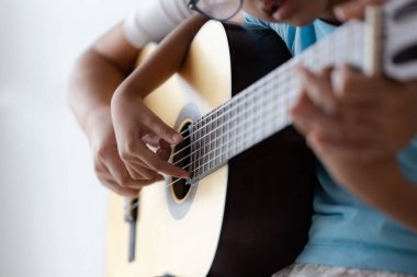 Anne akustik sınıf çalmayı öğrenme kızı öğretim