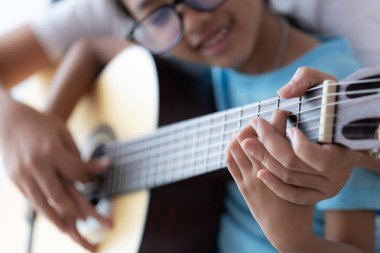 Anne akustik sınıf çalmayı öğrenme kızı öğretim