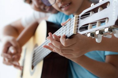 Anne akustik sınıf çalmayı öğrenme kızı öğretim
