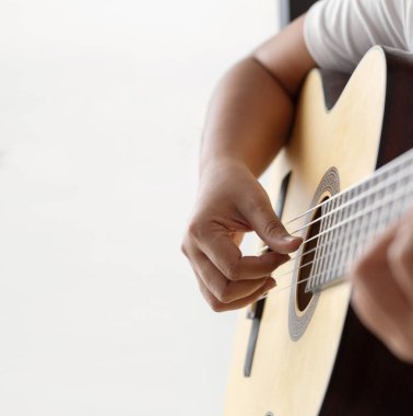 Akustik klasik gitar çalan kadın elleri caz müzisyeni