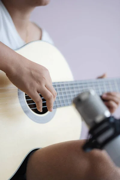 Mujer asiática toca guitarra clásica acústica para jazz y liste fácil — Foto de Stock