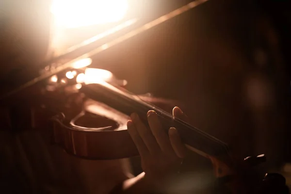 클로즈업 샷 어린 소녀는 바이올린 오케스트라 악기를 연주 — 스톡 사진