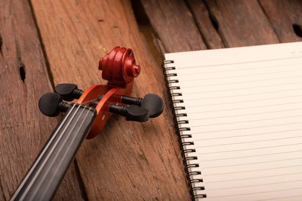 Close-up orquestra violino tiro instrumental e notebook sobre wo — Fotografia de Stock