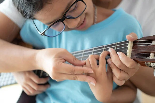 Mother teaching the daughter learning how to play acoustic class — Stock Photo, Image