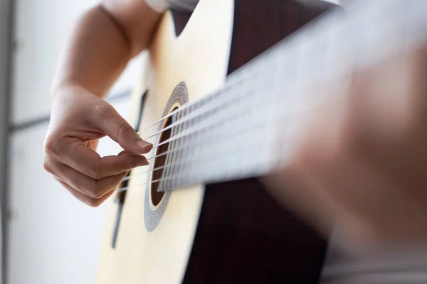 Les mains de femme jouant de la guitare acoustique classique le musicien de jazz — Photo