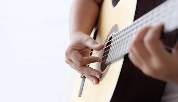 Mujer manos tocando la guitarra clásica acústica el músico de jazz — Foto de Stock
