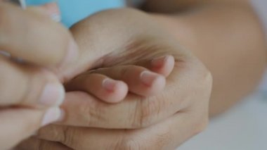 Kızının tırnak kesme annenin yakın eller alan odak sığ derinliği seçin