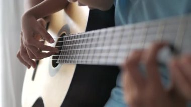 Yakın çekim anne nasıl akustik klasik çalmayı kızı öğretim, Caz ve kolay dinleme müzik tarzı için enstrümantal müzik alan odak sığ derinlik seçin