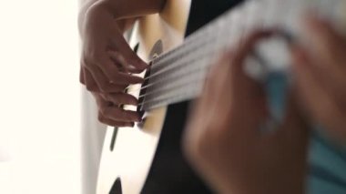 Yakın çekim anne nasıl akustik klasik çalmayı kızı öğretim, Caz ve kolay dinleme müzik tarzı için enstrümantal müzik alan odak sığ derinlik seçin