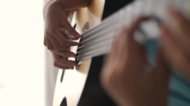 Zbliżenie Się Ręce Matki Nauczania Córki Jak Grać Acoustic Classic — Wideo stockowe