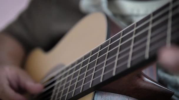 アコースティッククラシックギターを演奏する男のクローズアップ手 ジャズのための音楽楽器と簡単なリスニング音楽スタイル選択焦点の浅い深さのフィールド — ストック動画