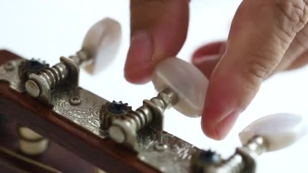 Крупным Планом Руки Человека Вращающийся Тюнер Ручка Акустической Классической Гитары — стоковое видео