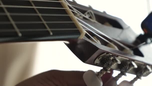 Närbild Händer Man Spinning Tuner Ratten Akustisk Klassisk Gitarr För — Stockvideo