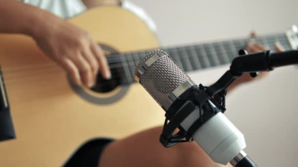 Крупным Планом Руки Женщины Играющей Акустической Классической Гитаре Записи Микрофоном — стоковое видео