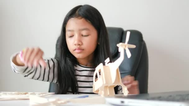 木製モデルを作るアジアの女の子は フィールドの浅い深さに焦点を当てる — ストック動画