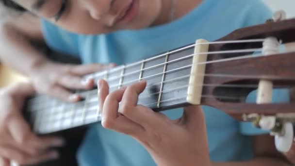 Närbild Händer Mor Undervisning Dottern Hur Man Spelar Akustisk Klassiker — Stockvideo