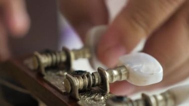 Standart tuşa ince ayar için akustik klasik gitar ın yakın çekim elleri, Caz ve kolay dinleme müziği stili için enstrümental müzik alanının sığ derinlikte odak noktası seçin