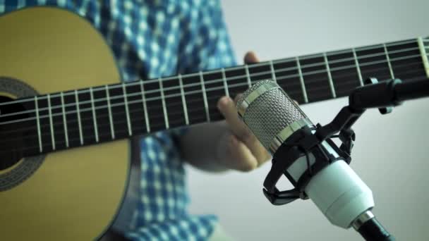 Close Mãos Homem Tocando Guitarra Clássica Acústica Música Instrumental Para — Vídeo de Stock