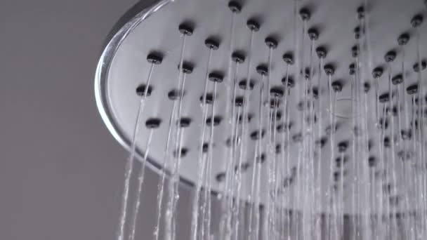 暗闇と穀物処理された雨のシャワーからのクローズアップショット水ドロップ — ストック動画