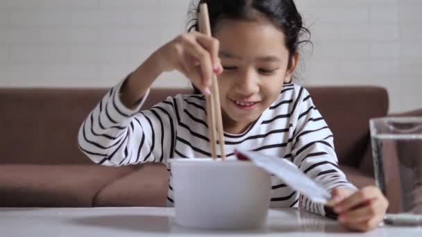 Pequeña Asiática Comiendo Boquilla Instantánea Con Felicidad Selecto Enfoque Poco — Vídeo de stock