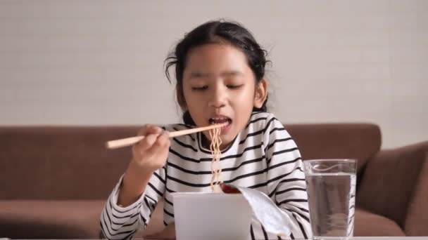 小さなアジアの女の子食べるインスタントラーメンとともに幸福選択フォーカス浅い深さのフィールド — ストック動画