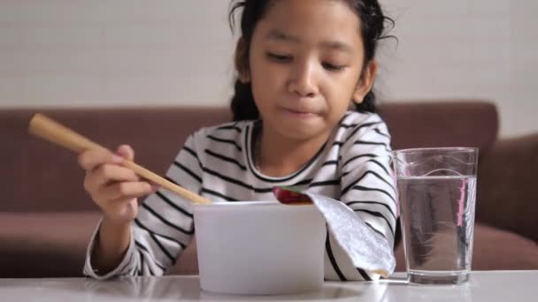 Klein Aziatisch Meisje Eten Instant Noodle Met Geluk Selecteren Focus — Stockvideo