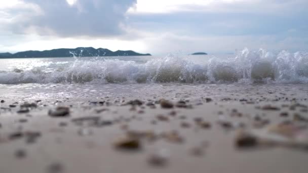 Costa Ondas Movimento Lento Para Praia Areia Selecione Foco Profundidade — Vídeo de Stock