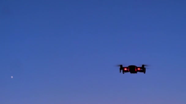 Drone Volando Para Grabar Fotos Videos Crepúsculo Atardecer Oscuro Grano — Vídeo de stock