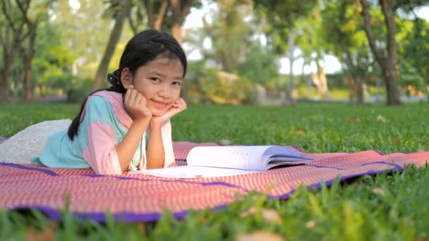 Маленькая Азиатская Девочка Улыбается Смеется Счастья Природном Парке — стоковое видео