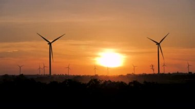 Elektrik enerjisi için rüzgar türbininin manzarası rüzgar enerjisinden yenilenebilir temiz enerji elde etmek için doğa tarımına karşı. 
